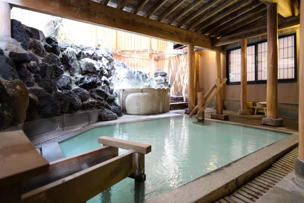 奈良屋　花の湯　露天風呂