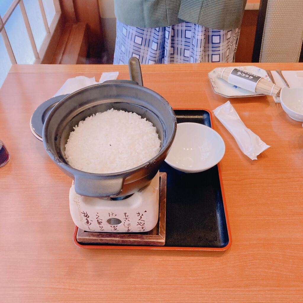 奈良屋　朝食　土鍋ご飯